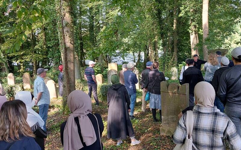 Gruppe auf dem Jüdischen Friedhof Kuppenheim